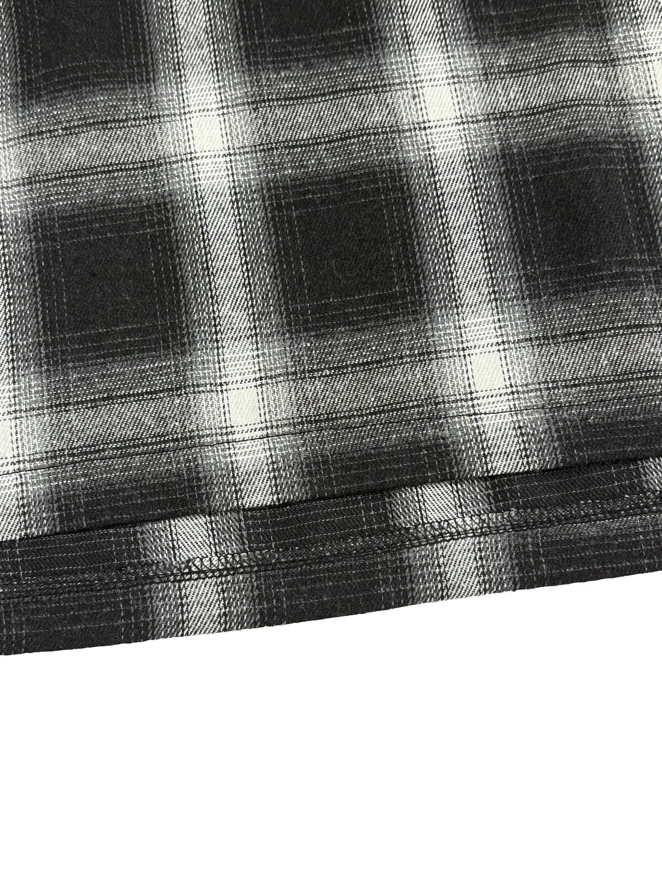 Czarno-biała spódnica midi w kratę, odpowiednia do noszenia na co dzień jesienią i zimą.