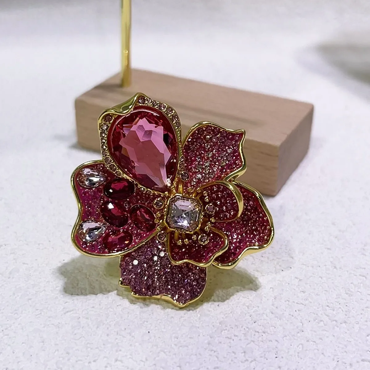 NONE Ohrringe 2025, neuer Verkaufstrend, hochwertiger Schmuck, Blume, modische Luxus-Charms, Edelstahl, rosa, gelb, Damenbekleidung 7