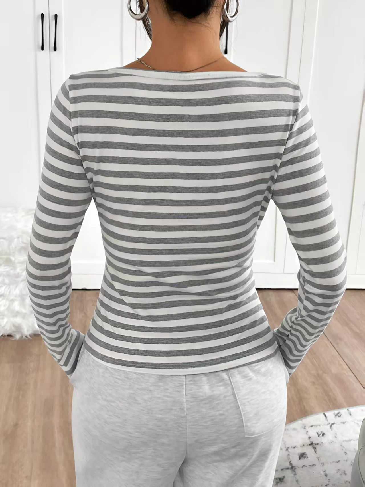 Striped color-blocking button design, off-the-shoulder long-sleeved T-shirt, a new slim and slimming versatile top for women in