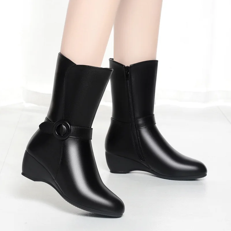 

Удобные универсальные ботинки из мягкой кожи, 5 см, зимние теплые меховые туфли, 2026, женские плюшевые мотоциклетные ботинки до середины икры на танкетке, повседневные мам