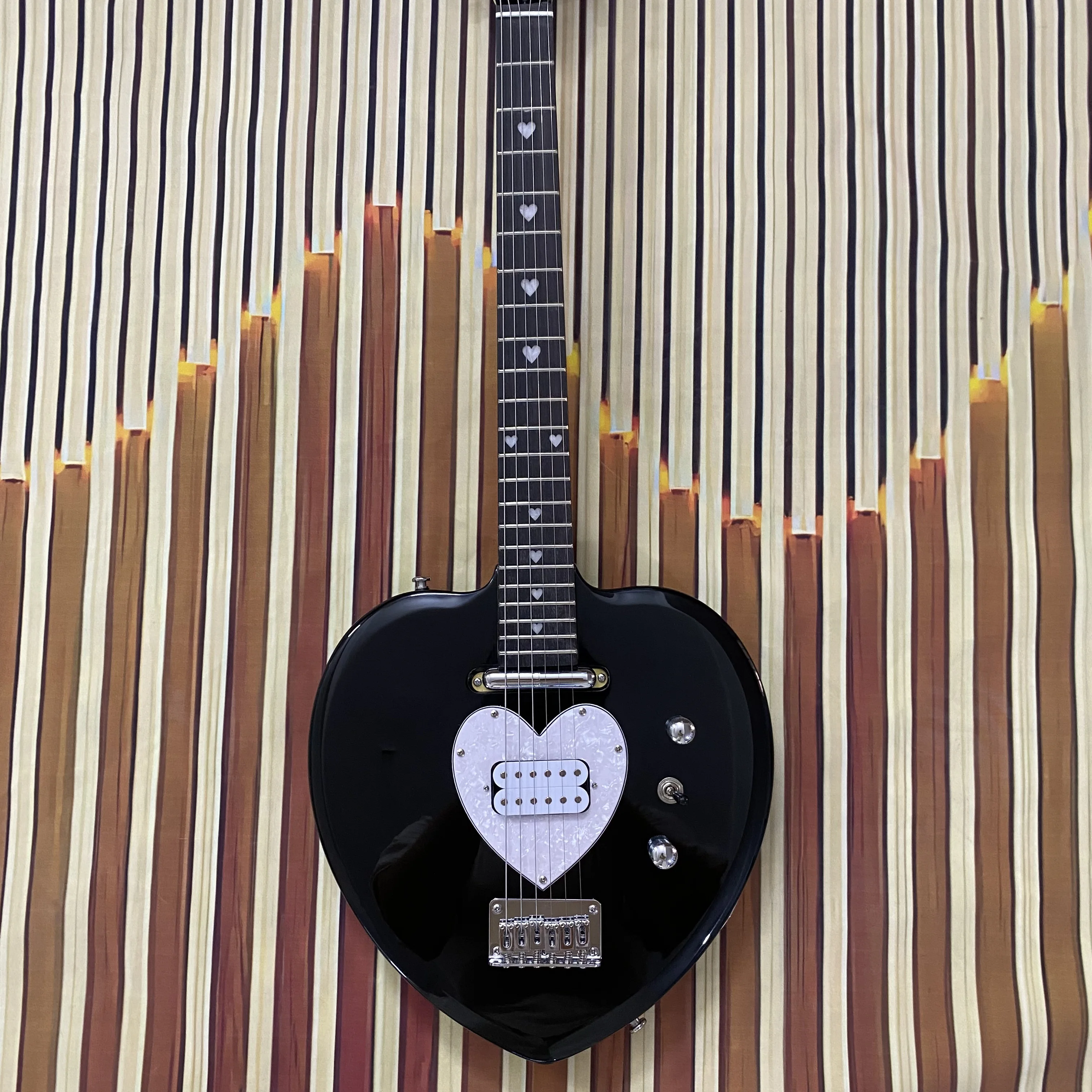 Vicers Guitarra elétrica requintada em forma de coração. Corpo em mogno. Fretboard de jacarandá. Pescoço de bordo. 22 trastes. Ferragens cromadas.