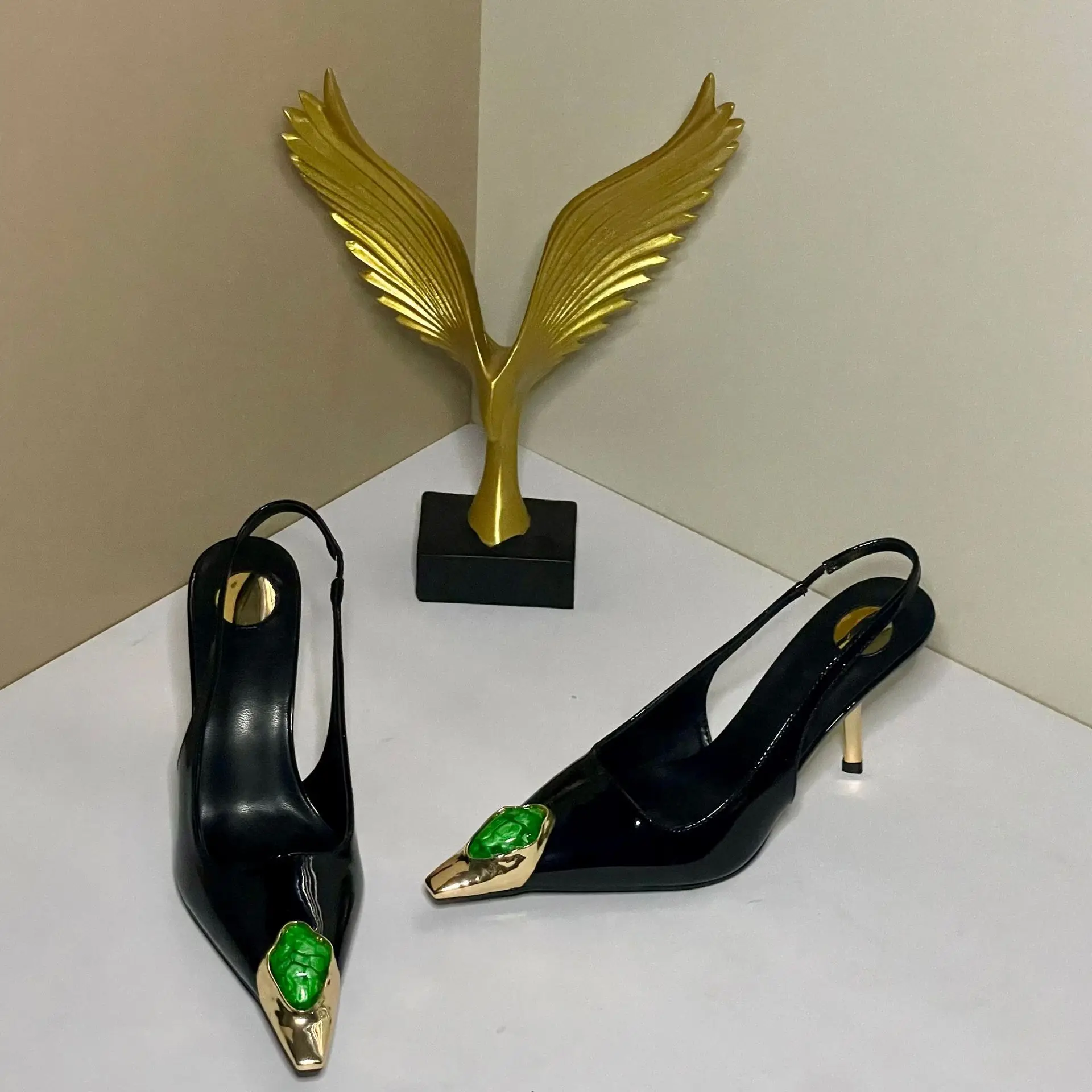 Sandales à talons hauts en pierres précieuses pointues rétro pour femmes, cuir verni en métal, talons minces, défilés de mode, européens et jeunesse, neufs