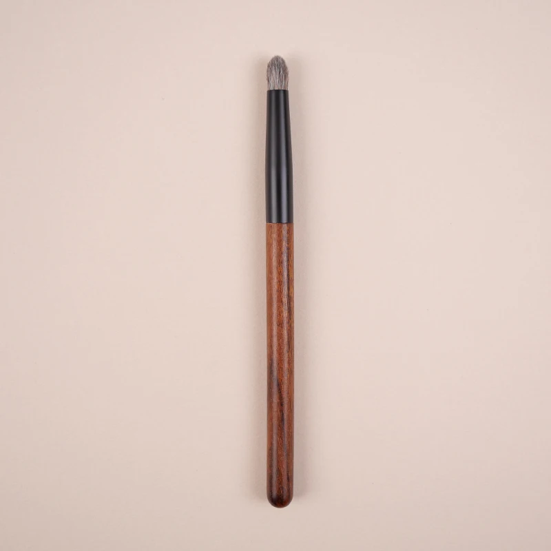 

Yizhibi professional hand-made makeup brush face brush eye shadow brush red squirrel mixed with high quality goat hair.