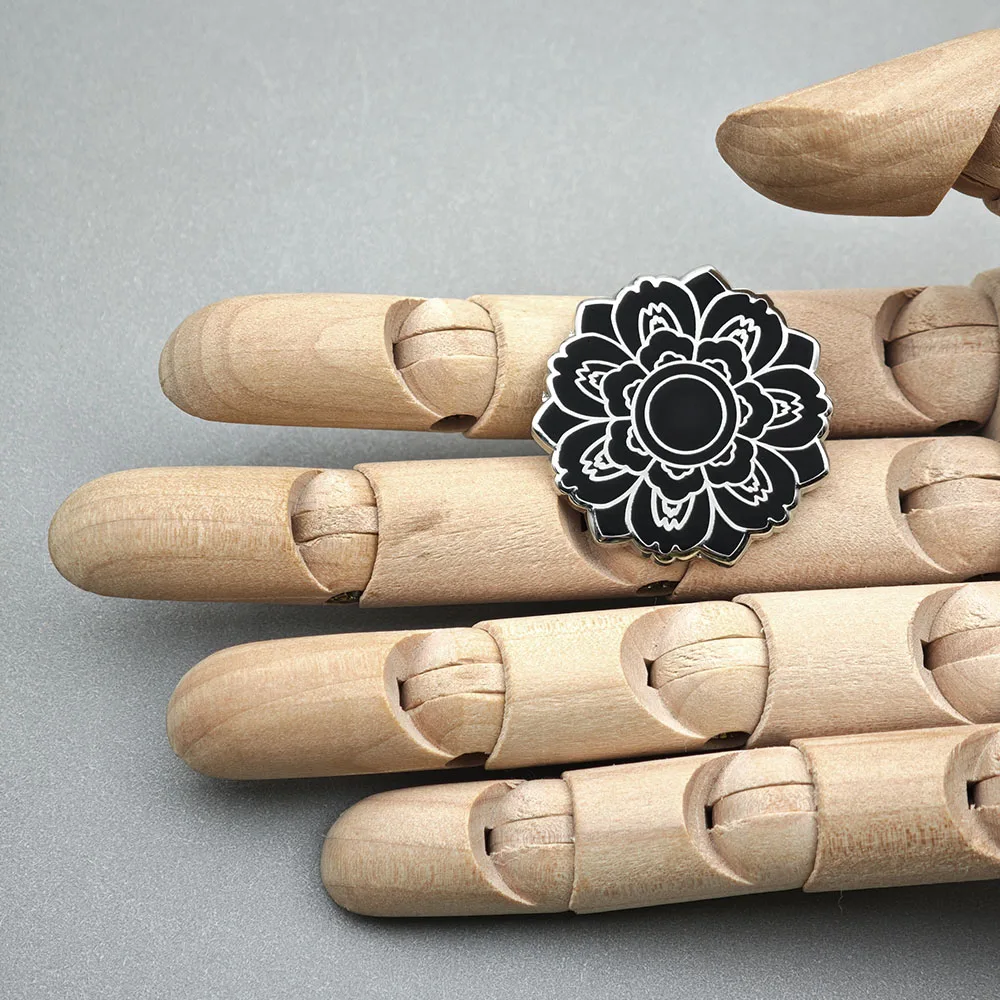 Gotische Schwarze Lotus-Emaille-Pin, Mandala-Blumen-Broschen, Geometrische Florale Anstecknadeln, Hexenästhetik-Schmuck, Geschenk für Rucksäcke – Detail 4