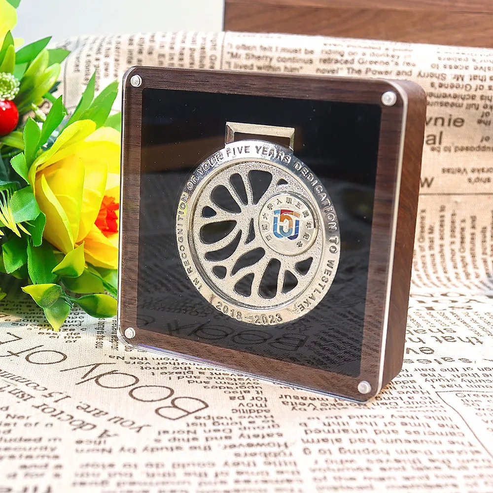 Medal Dustproof Wooden Display Box Transparent Magnetic Attraction Lid Badge Collection Box Evening Party Retro Gift Storage Box