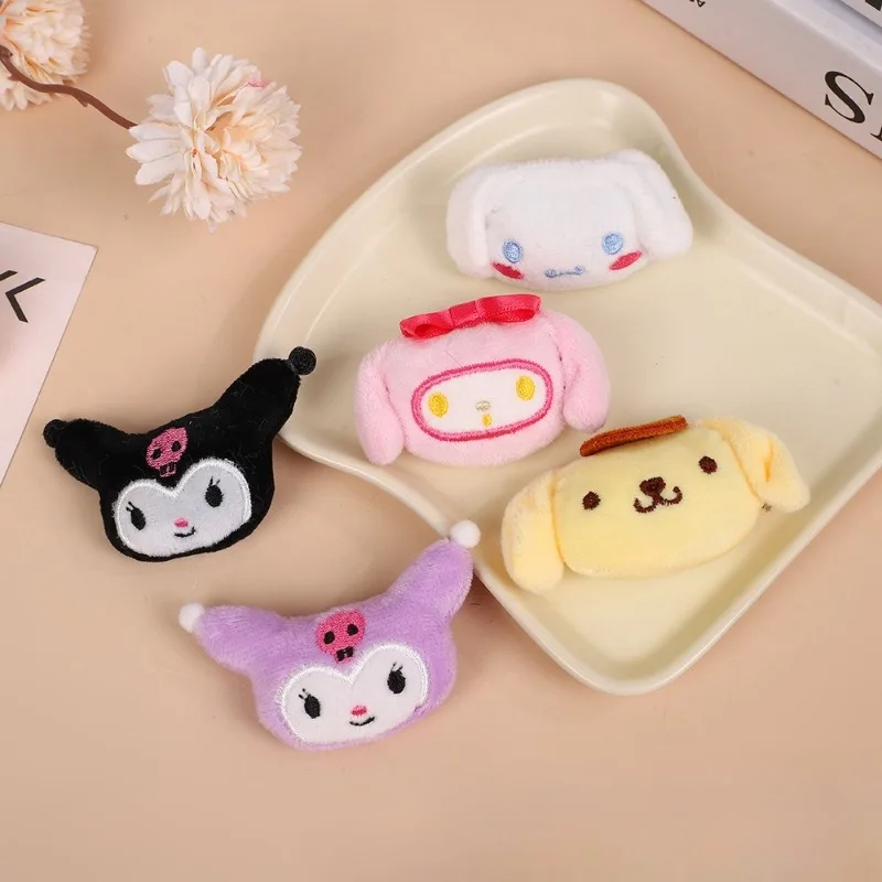 

Sanrio Hello Kitty Kuromi Broochs Anime Action Figuresi Cinnamoroll My Melody Schoolbag Decoration Models Children Birthday Gift