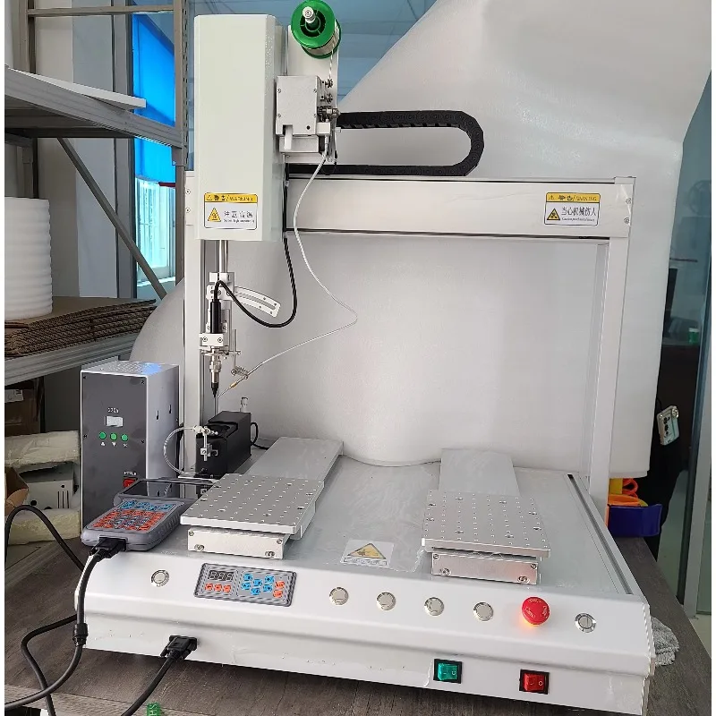 Saldatrice per assemblaggio elettronico con pendente portatile per insegnare e due stazioni