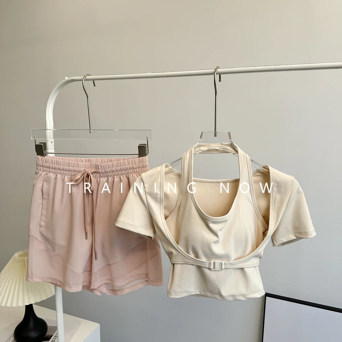 

Костюм для йоги, женский костюм, новинка 2023 года, тренировка пилатеса, утренний бег с нагрудной подушечкой, топ с короткими рукавами для бега, фитнеса и упражнений