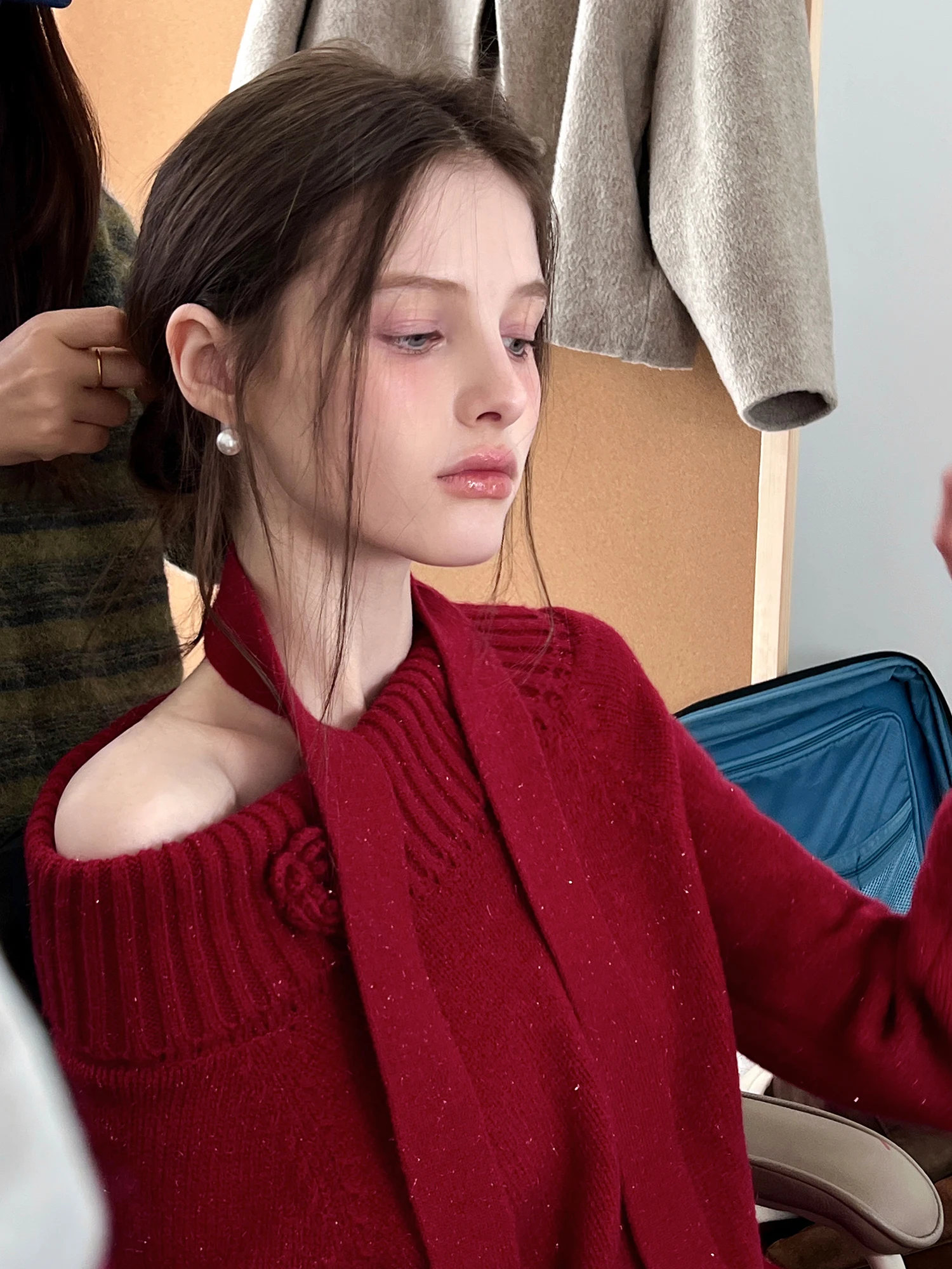 

Красный вязаный свитер на одно плечо с модным элегантным дизайном, новогодний топ из мягкой полиэстеровой смеси с длинными рукавами