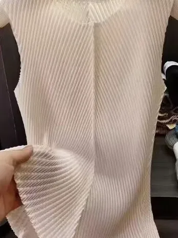 2026 New Simple Style Women's Knitted Vest Dragon Scale Fold White Sleeveless Slimming Top H-Shape Inner Wear Summer Fashion