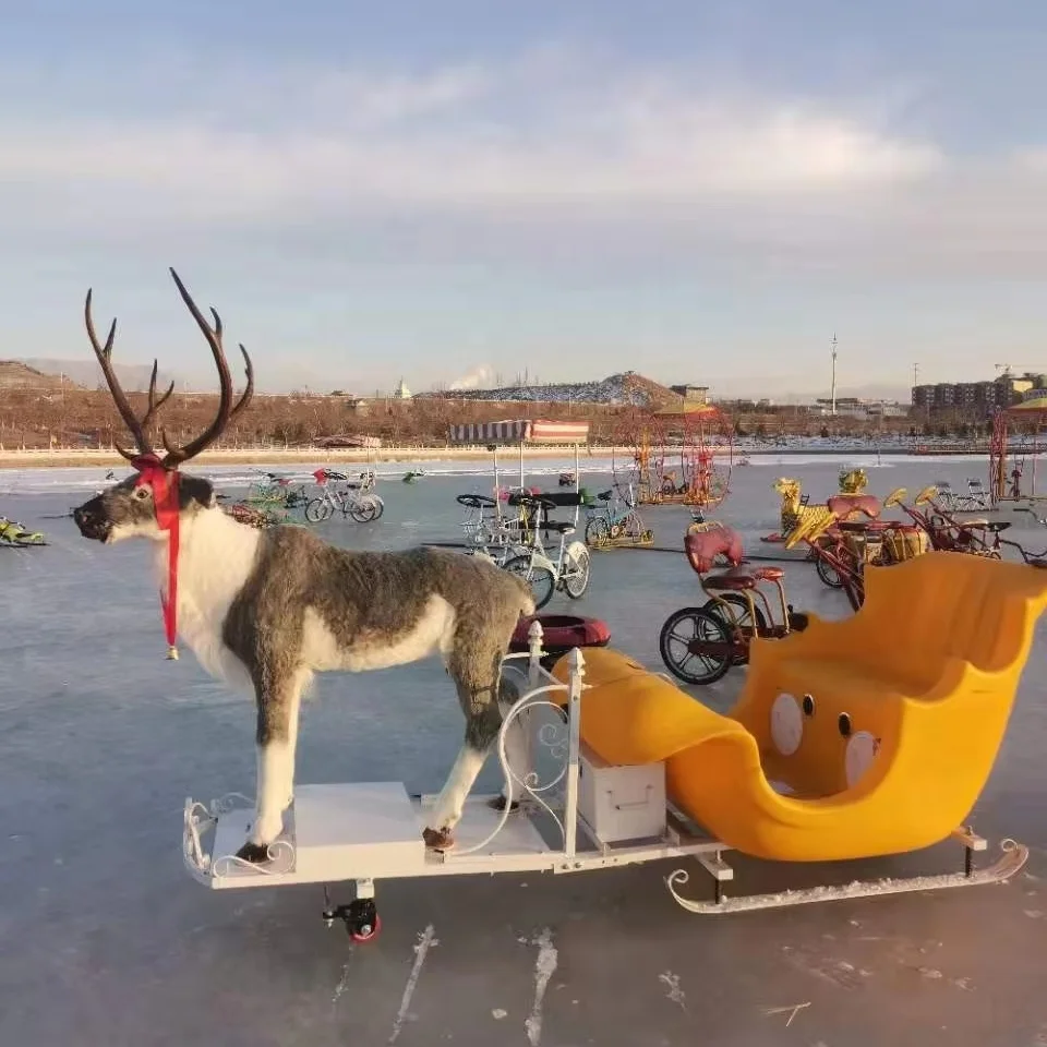 얼음 위에서 썰매를 끄는 크리스마스 무스