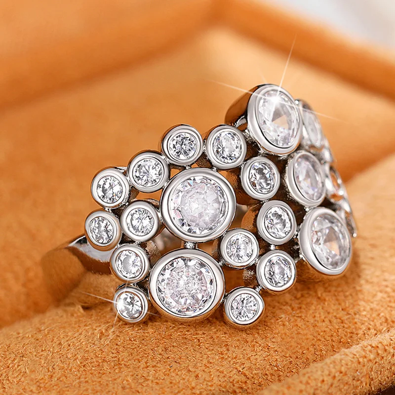 Huitan New Fashion Women Rings Bling Bling Cubic Zirconia Crystal Luxury Wedding Engagement Rings for Lady Silver Color Jewelry