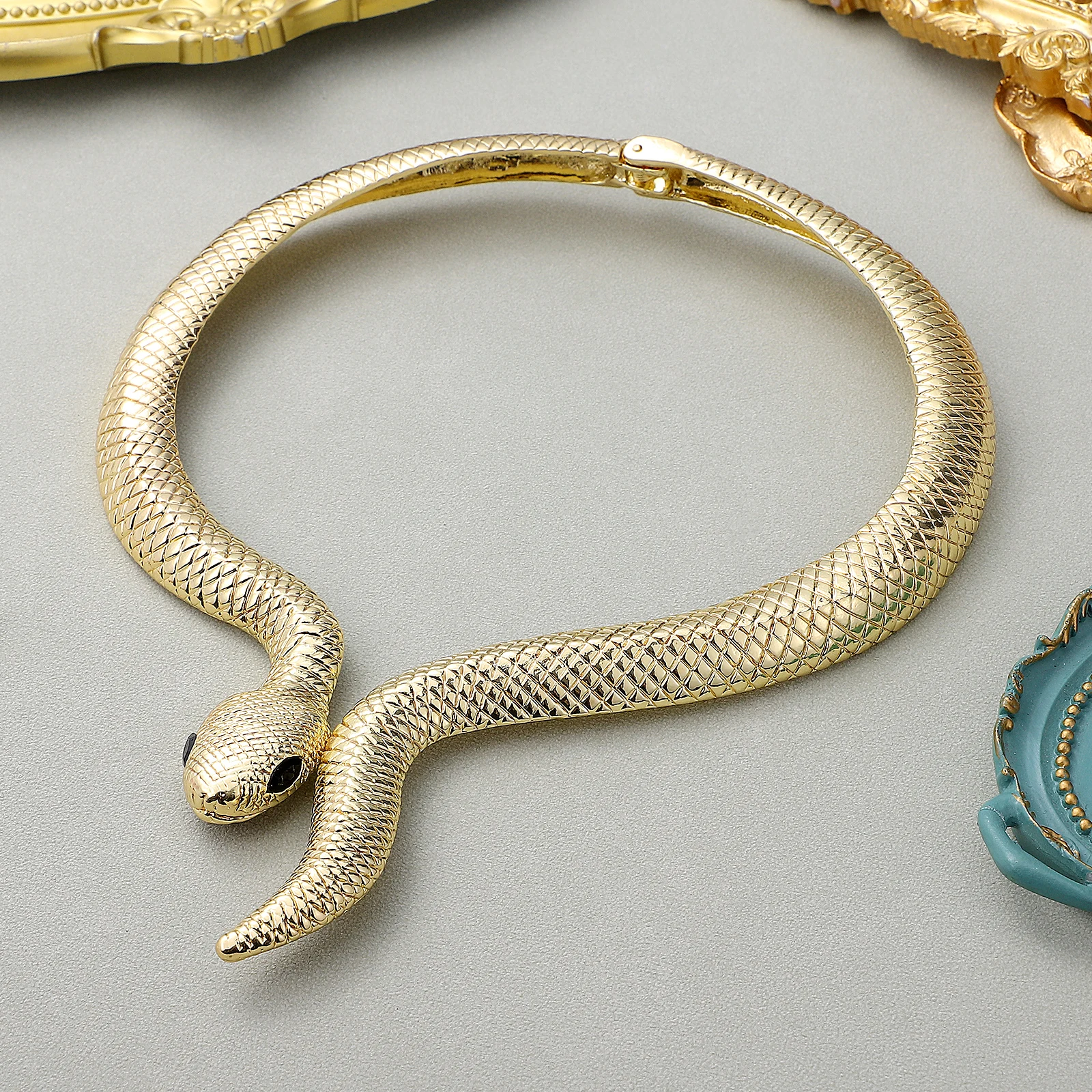 

Vintage Exaggerated Necklace Gold Choker Snake Boho Letter Aesthetic Jewelry Alloy Big for Women Miss Chain