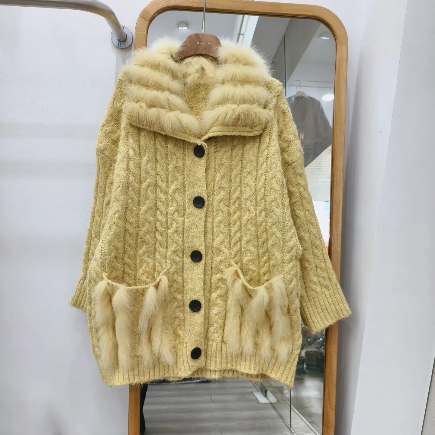 

2026 Новый женский темно-синий утепленный кардиган с воротником в полоску, вязаный кардиган, пальто, свободное пальто с жареным тестом, свитер из натурального лисьего меха