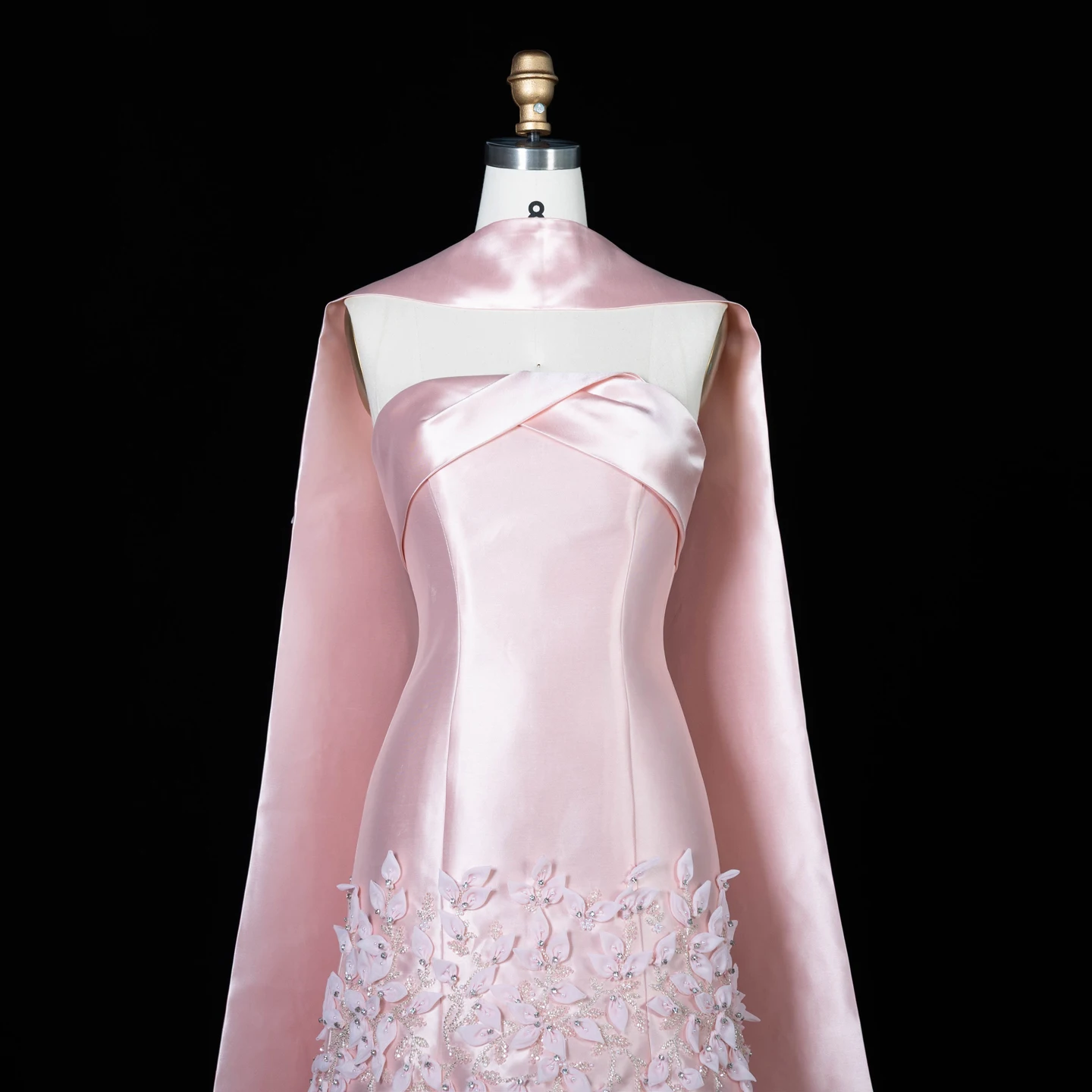 Sharon Said Luxuriöses 3D-Blätter-Abendkleid in Blush Pink aus Satin mit Meerjungfrauen-Cape, Dubai Arabisches Hochzeits- und Abschlussballkleid SS463 Maßanfertigung – Detail 12
