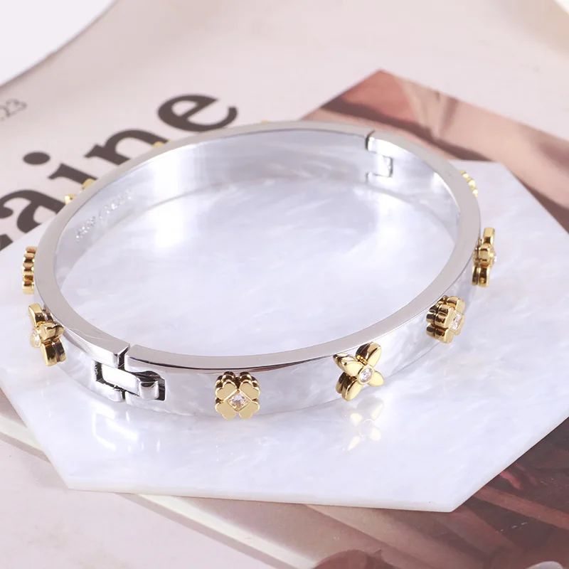 

Metal plate smooth color texture bracelet, internal diameter of about 5.2*6.2 cm