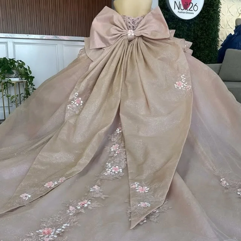 Personalizado luz rosa quinceanera vestidos fora do ombro glitter apliques cauda longa 3d flor camadasvestido 15 quinceanera