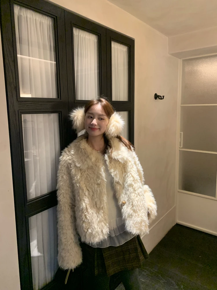 

Женская верхняя одежда Iouiou: Удлиненная куртка из искусственного меха свободного кроя с круглым вырезом, длинными рукавами и пуговицами из рога, бежевая, молодежная модель