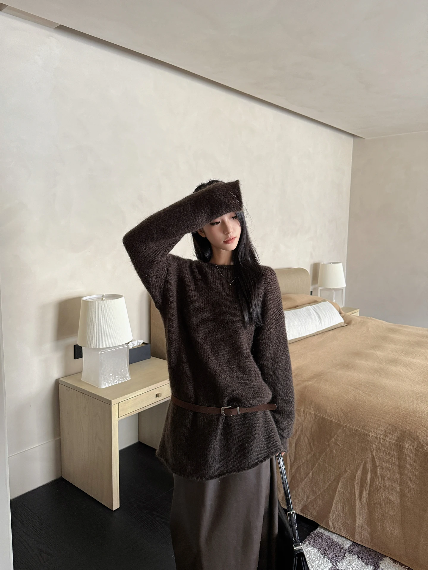 

Свободный вязаный свитер с длинным рукавом и круглым вырезом, кофейного цвета, утягивающий топ, летняя коллекция Blue Tide Rain 2025, осенняя модная женская одежда