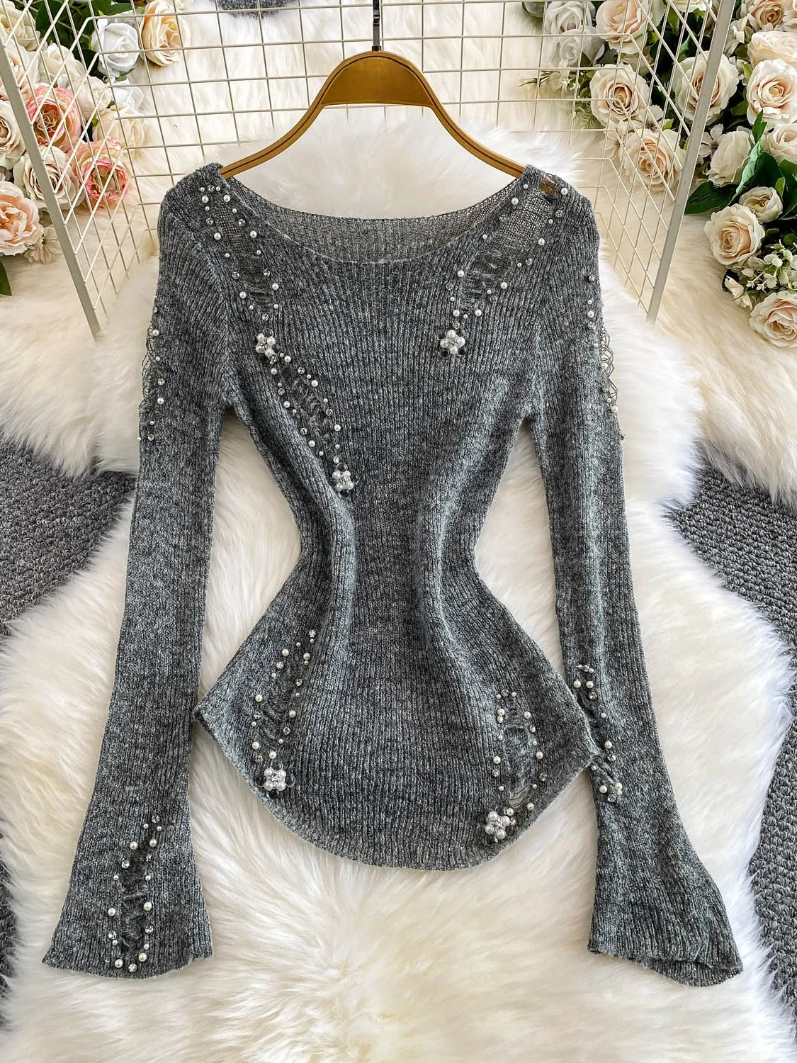 

European Design Heavy Embellied round Ne Knitted T-irt Women's Autumn Wear with Bell Sves Ele And Unique Sle