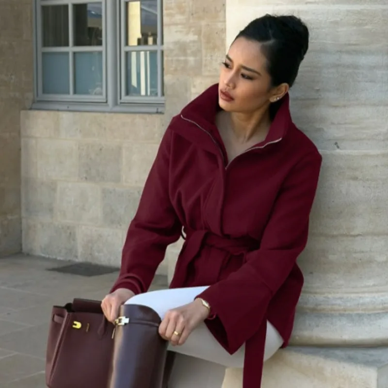 A Retro Wine-red High-neck Woolen Coat Lace-up Waist Quiet Luxury Style Slimming Tweed Coat for Women's Wear Fashionable Simple
