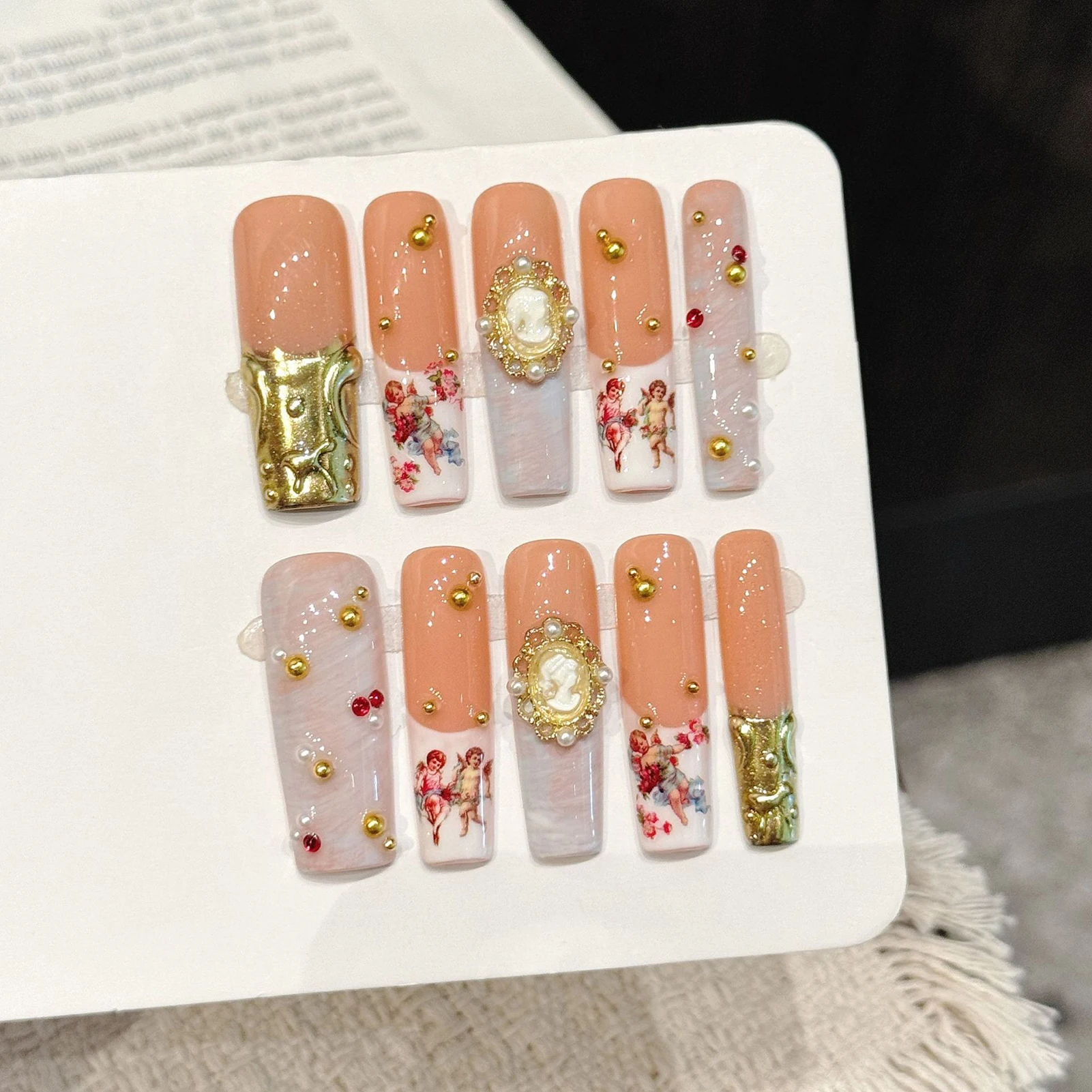 Elegant Press on Nails Oil Painting Style for Wedding Party Retro 3D Gold Embossed Faux Pearl Resin False Nails Durable