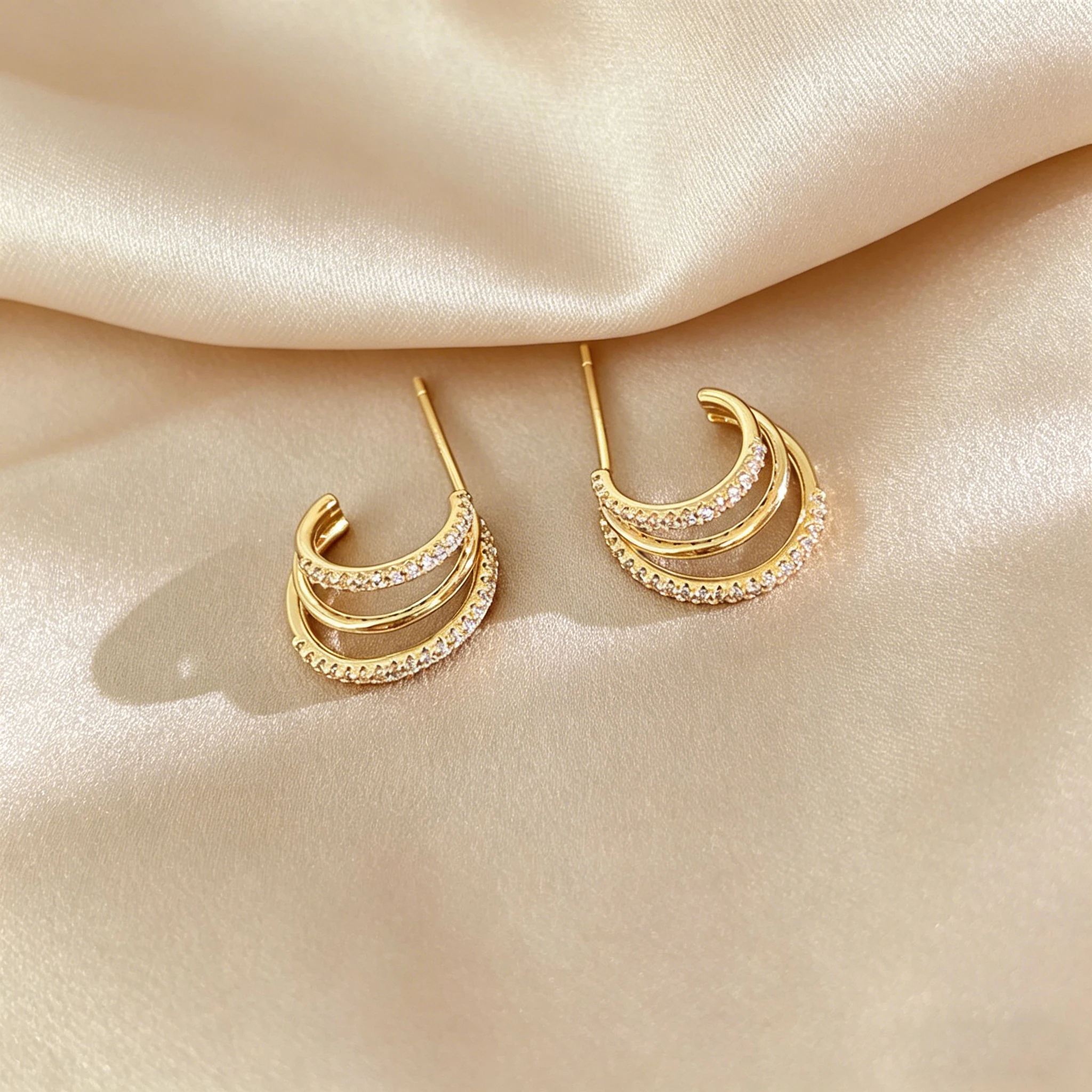 1 Pair of Light Luxury, High-End Three-Layer Diamond-Encrusted C-Shaped Earrings, Niche Design Commuter Earrings, Gold Multi-Lay