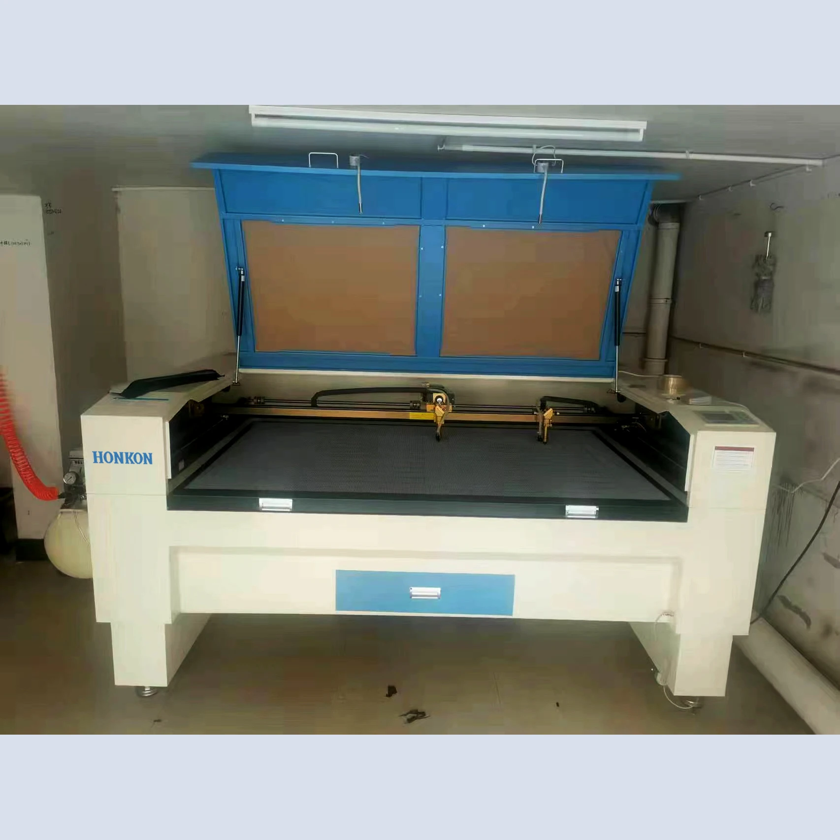 HONKON HK-1610T Two Head CO2 Fabric Laser Cutting Machines Separate  laser tube Double  Textile Cut Off Machine 2500W