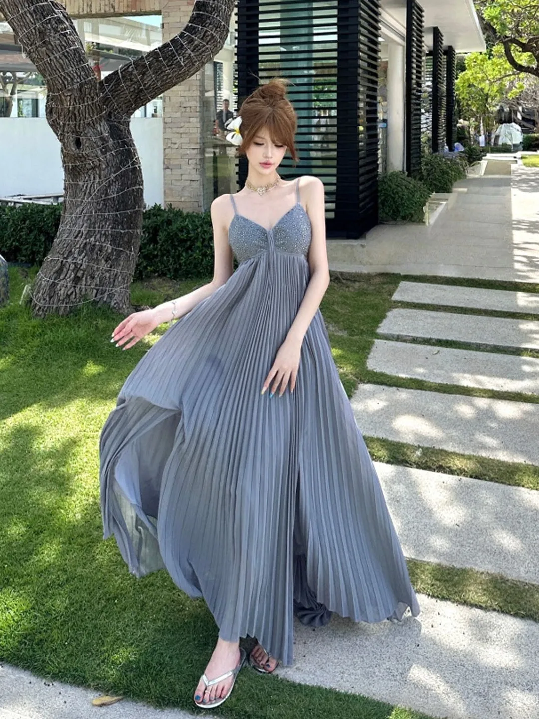 

Изысканное вечернее платье макси с бриллиантовой отделкой и красивыми бретелями для женщин, создающее ощущение роскоши и элегантности.