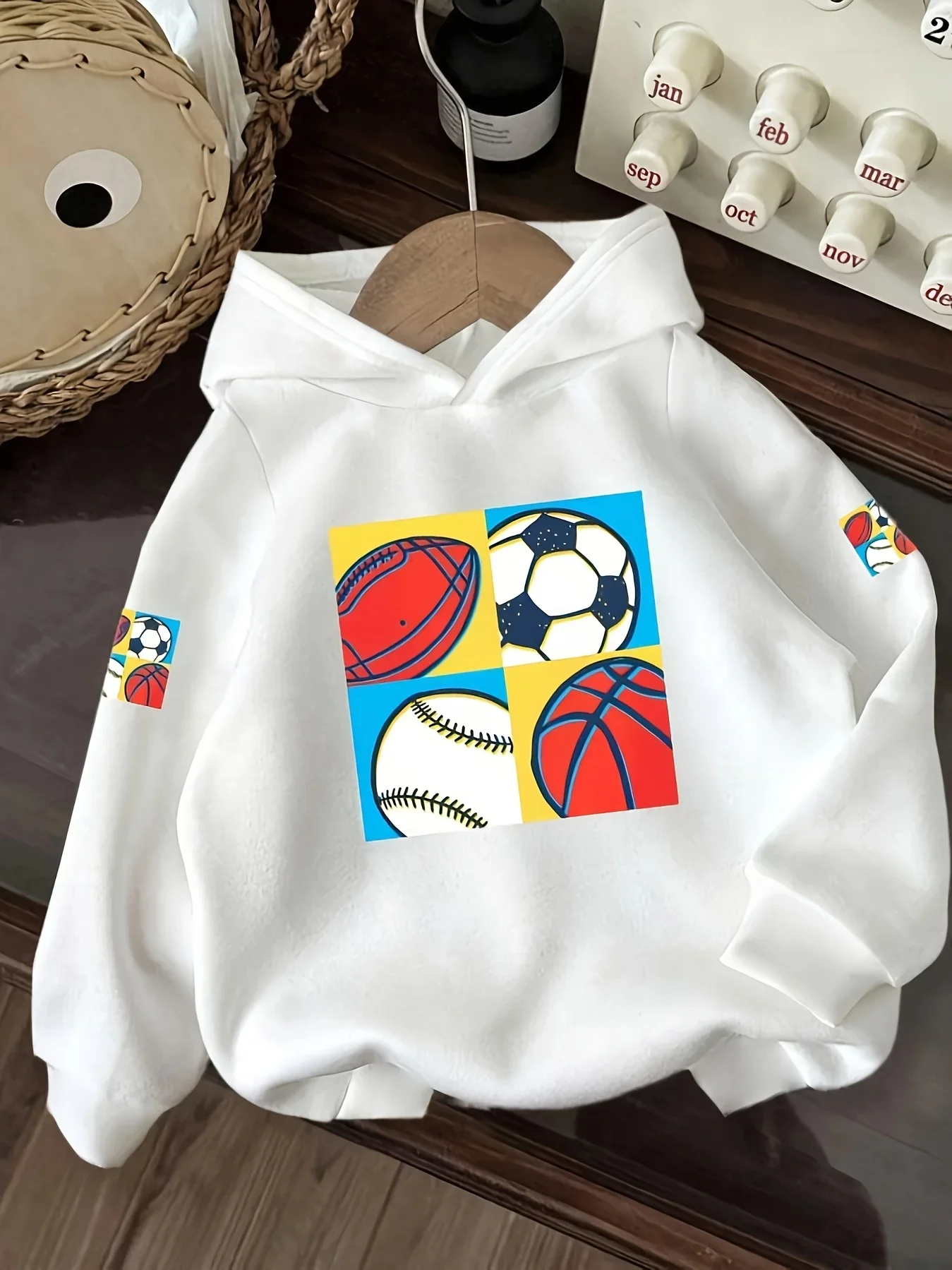 This new autumn/winter casual children's sports hoodie features a printed design with fun square patterns a basiceveryday style.