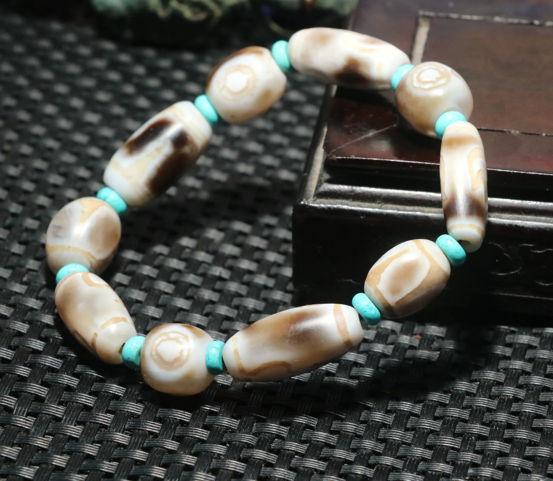 

CONGXINZAI1005009037751106 Браслет из тибетского старого агата с редким узором и несколькими жетонами dZi из бисера