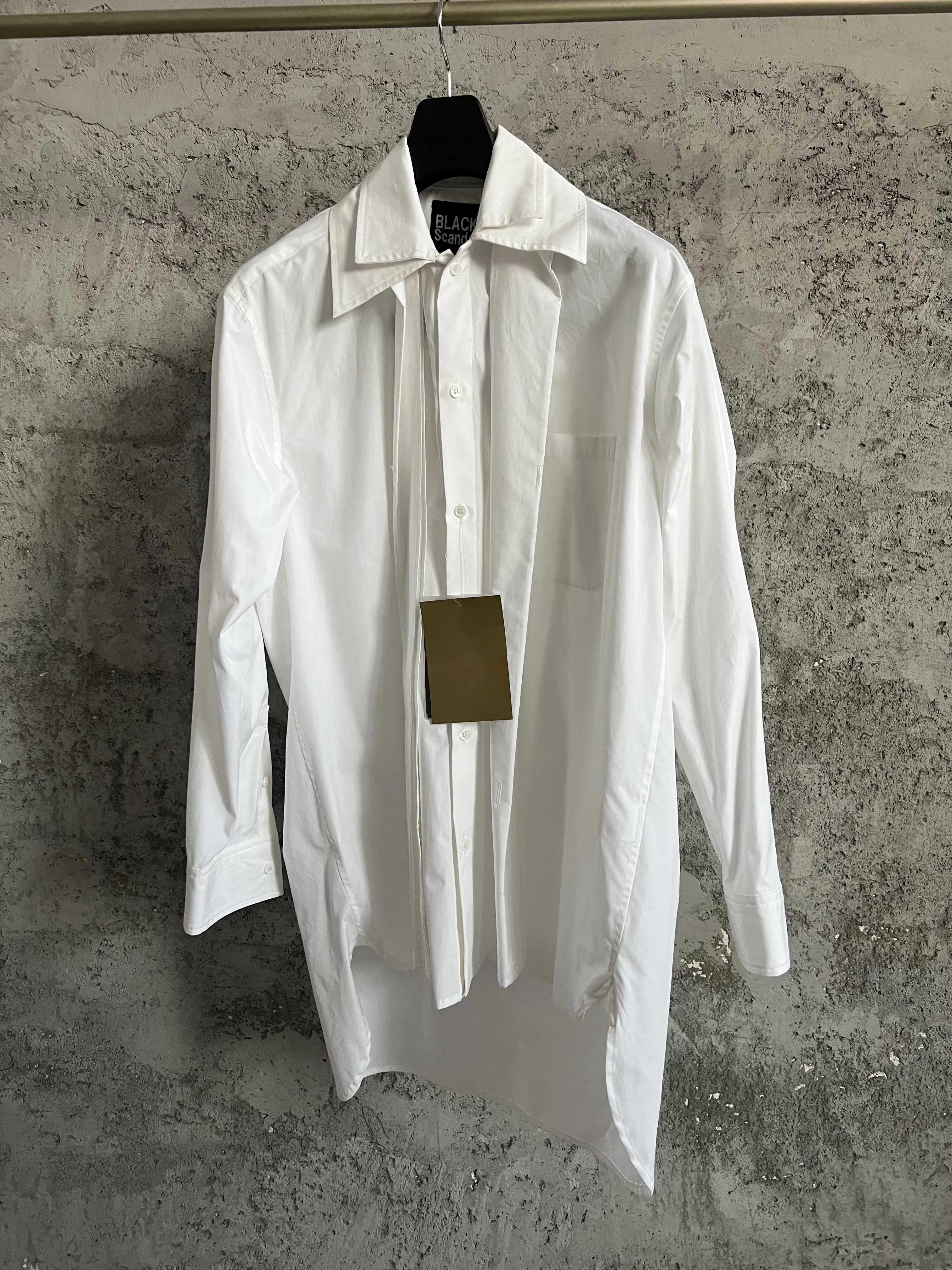 تصميم أصلي بياقة قابلة للفصل، قميص بألوان متباينة، تصميم قميص قطني بياقة غير متماثلة باللونين الأبيض والأسود