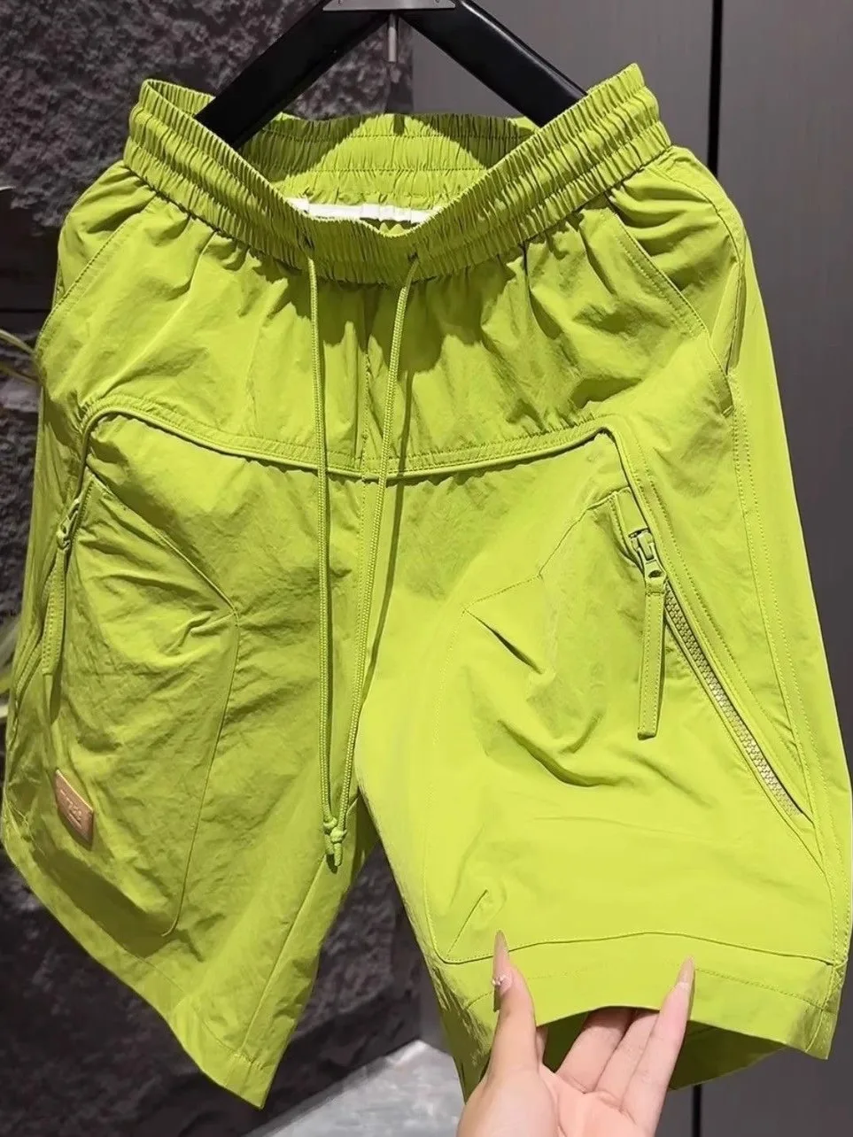 

Летние мужские повседневные брюки из ледяного шелка Qui Dry свободного покроя с прямыми штанинами, модный дизайн, дышащие, универсальные, пять литров...