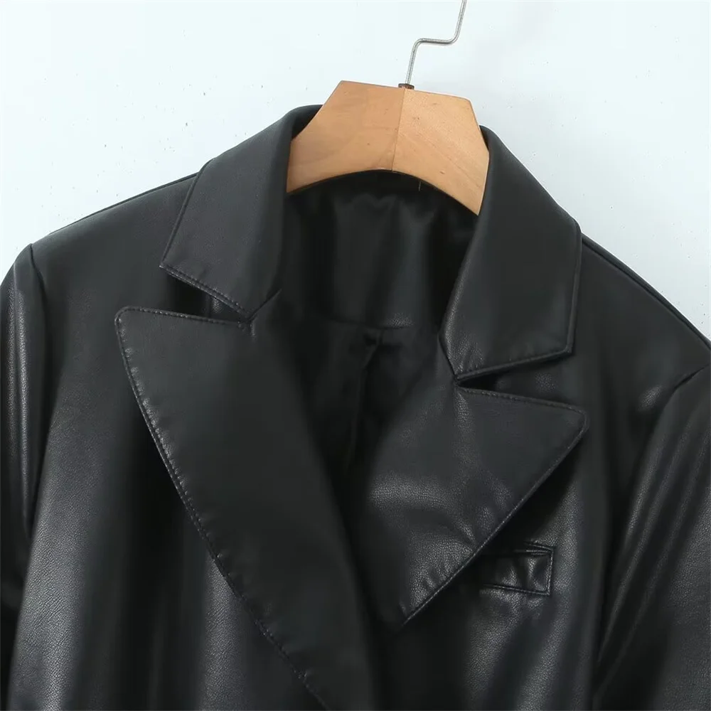 Decorazione con fibbia a doppia fila a maniche lunghe con colletto casual alla moda delle nuove donne estive con giacca lunga in pelle con cintura