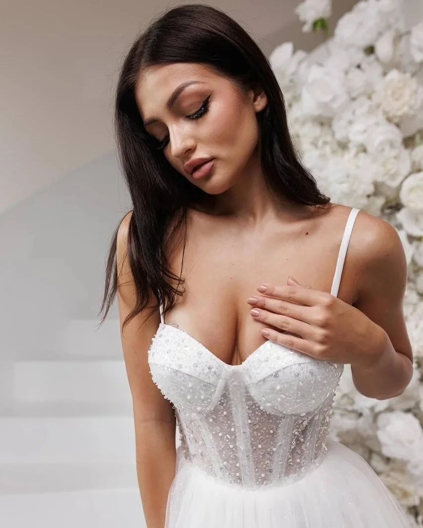 ชุดแต่งงานสั้นประดับลูกปัดและเลื่อมวิบวับ ปี 2026 ทรงหัวใจ ความยาวระดับชา ทรงเอไลน์ ชุดเจ้าสาวชายหาด ชุดแต่งงาน