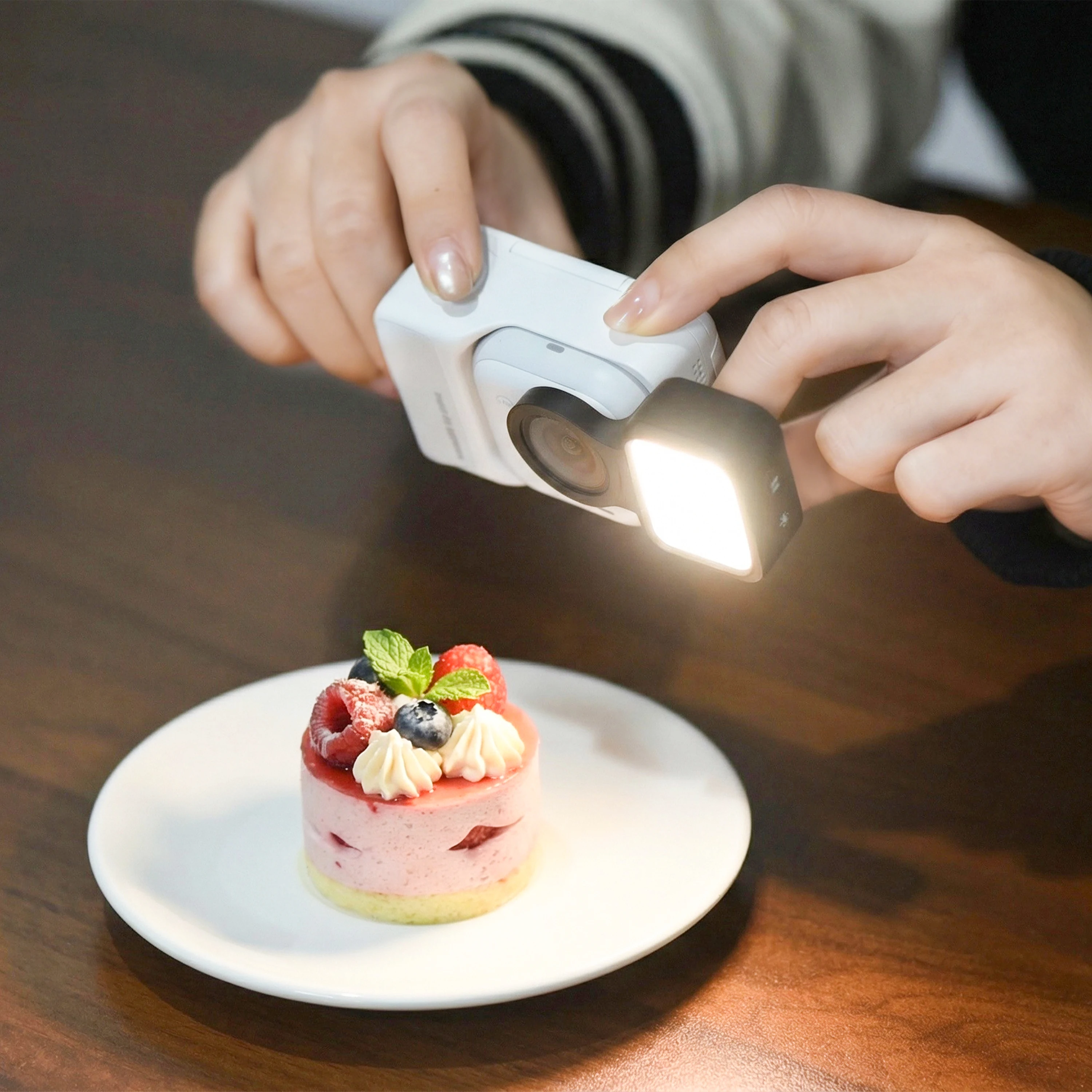 Mini-Fülllicht für Insta360 GO Ultra Magnetisches Kameralicht mit 4 Farbtemperaturen Stufenlose Dimmung für Outdoor-Vlog-Aufnahmen