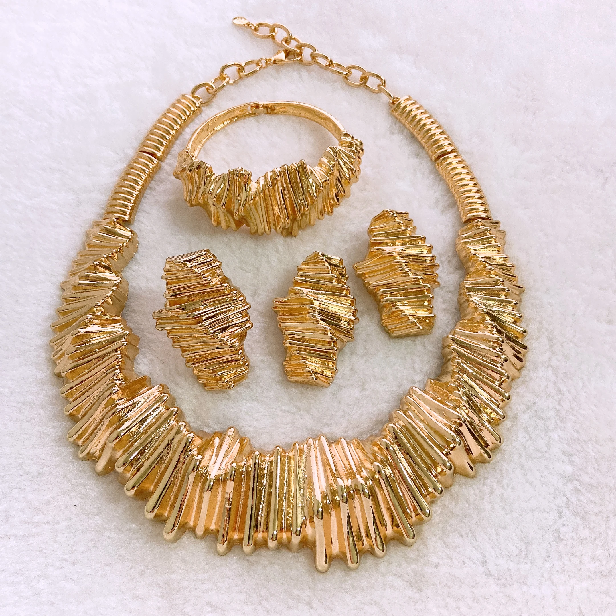 

Комплект из колье, серёг и кольца, в африканском стиле