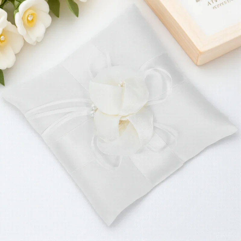 

15X15 см Цветочные бутоны Жемчужное обручальное кольцо Подушка Белая атласная лента Декор Карманная подушка для кольца Страница Мальчика Сувениры для вечеринки