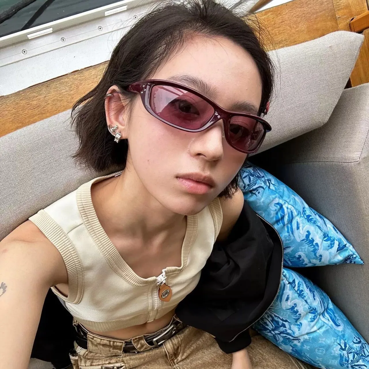 Korean-style trendy rectangular cycling sunglasses, Y2K retro-futuristic shades for men and women to create cool, edgy looks.
