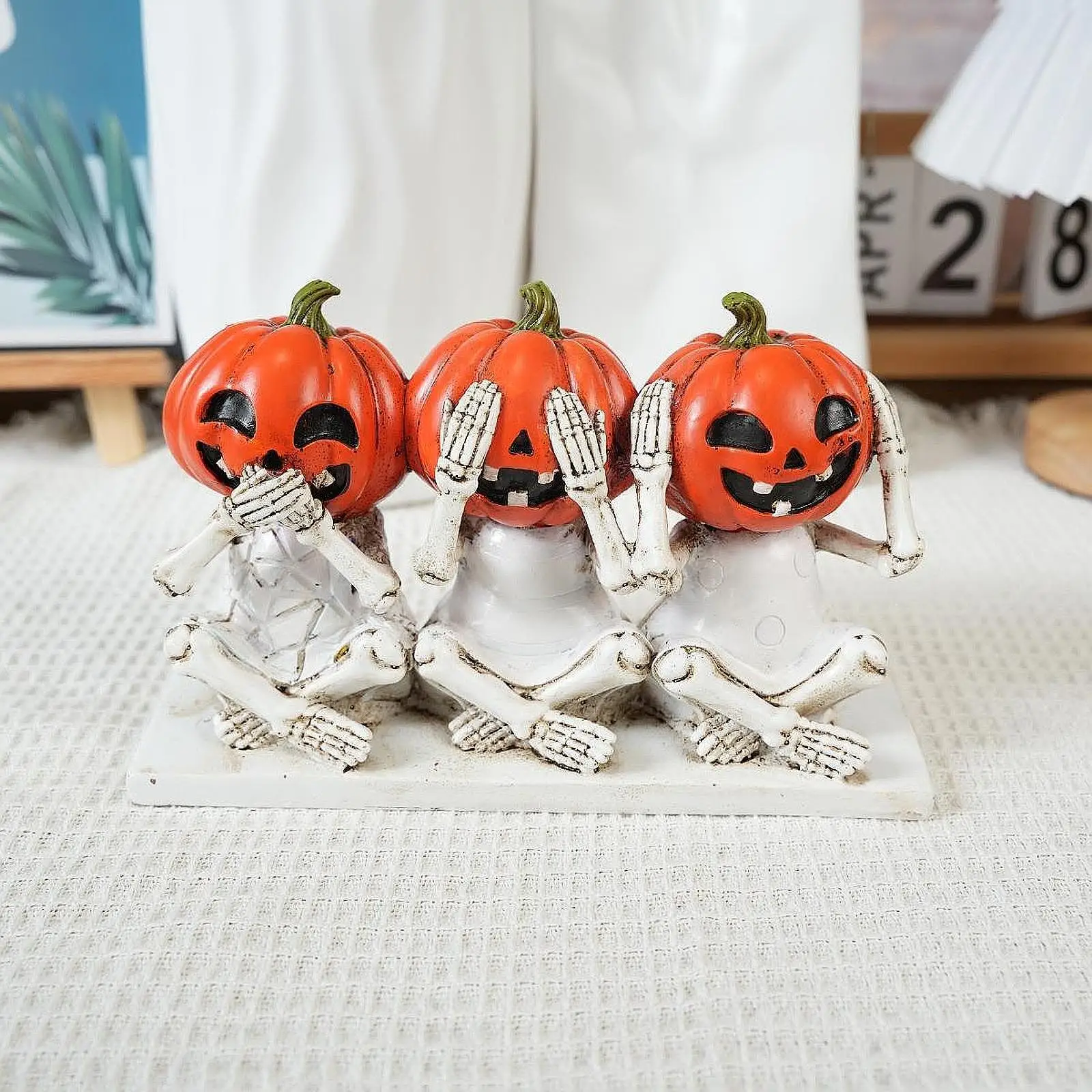 

Skeleton Pumpkin Figurine Halloween Decoration Collectible Desktop Ornament for Shelf Bookshelf Living Room Fireplace Cabinet