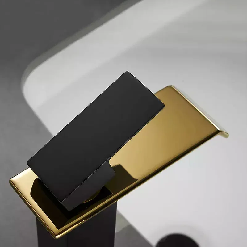 Moderne Badezimmer-Designer-Waschtischarmaturen aus Messing mit einem Loch