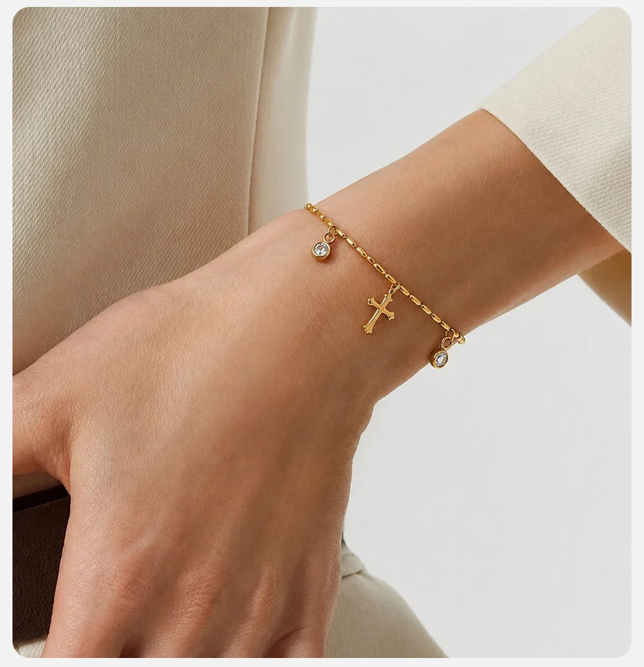 Vnox Schickes Zirkonia-Kreuz-Charm-Armband für Frauen, Edelstahl, vergoldet, mit olivfarbenen Perlen, religiöser Gebetsschmuck. – Detail 3