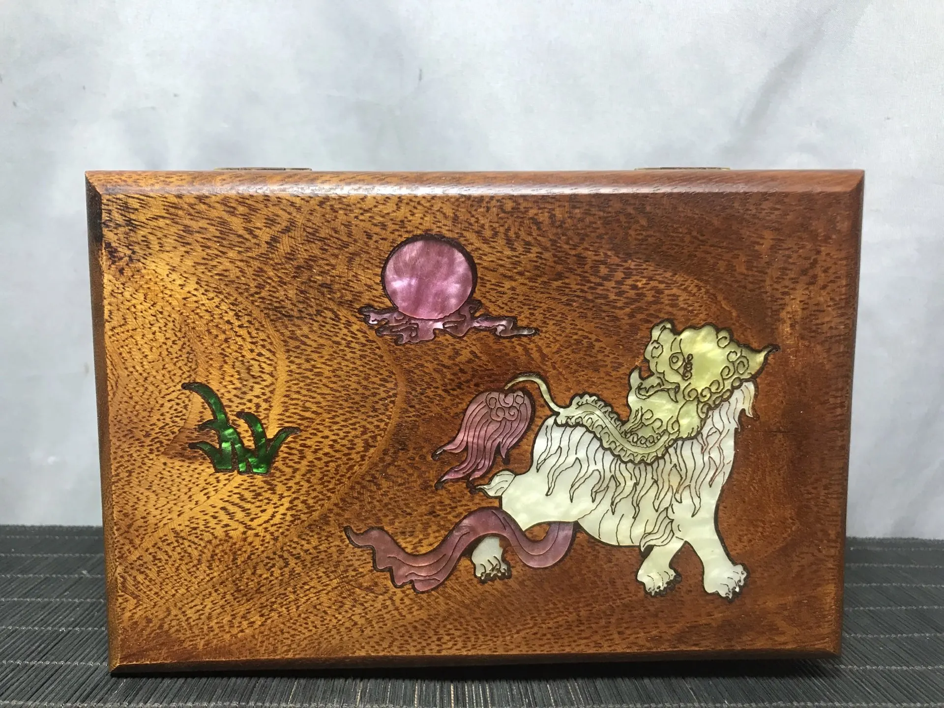 Antique rosewood inlaid shell Kirin lion jewelry box small ornaments film props.