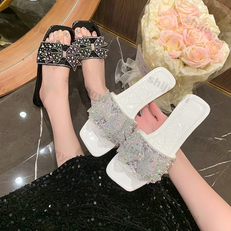 

Женская летняя обувь, новинка 2025, модные удобные нескользящие тапочки с бантом, уличные женские сандалии на мягкой подошве со стразами