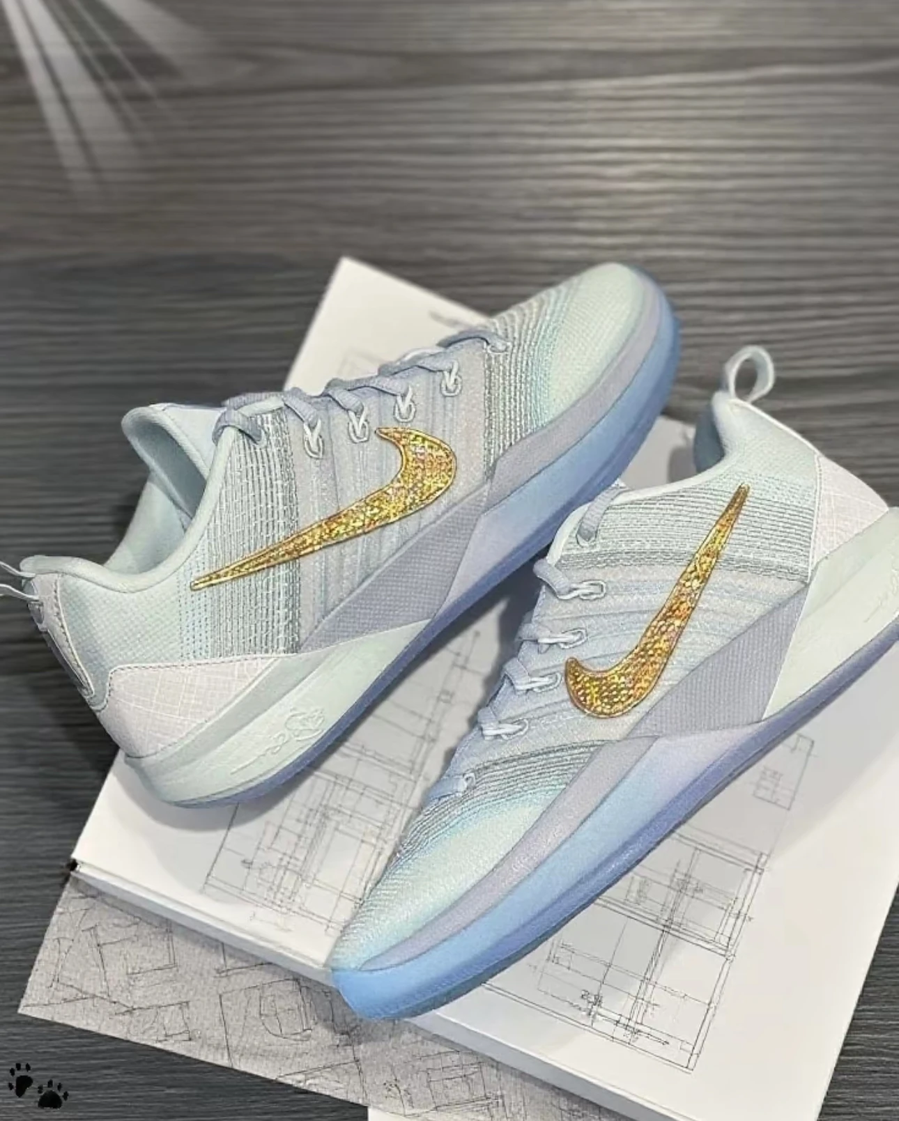 

Nike Comfortable and Versatile Shock Absorbent, Anti Slip Wear Resistant Low Cut Basketball Shoes for Men Silver Gold Grey