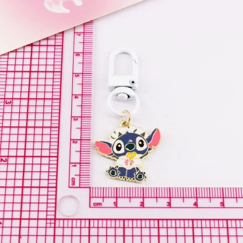 Disney-Porte-clés Stitch pour enfants, figurines d'anime d'action, porte-clés de dessin animé, sac à dos mignon, pendentif de voiture, ornements à la mode, cadeaux d'anniversaire