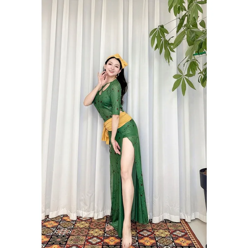 op maat gemaakte buikdanskostuum oefenoutfit met groene achtergrond retro rozenprint mesh gewaad baladi folk gewaad exotische danskleding