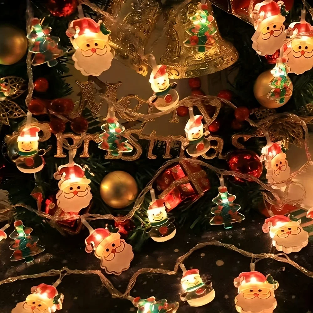 Una cadena de luces LED para las vacaciones navideñas, con diseños de Papá Noel, árbol y muñecos de nieve, funciona con pilas