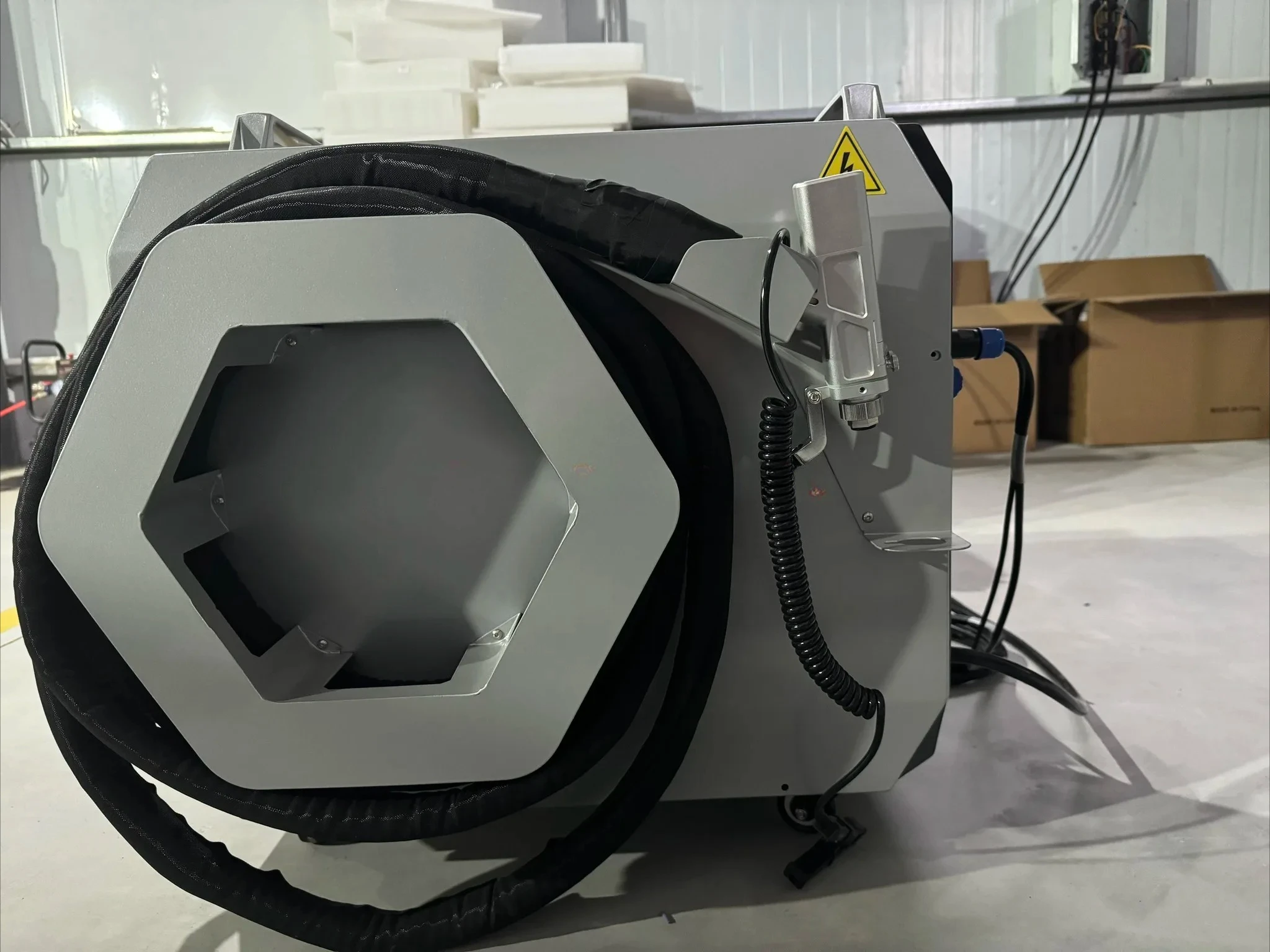 Pulizia delle giunture della saldatura con raffreddamento ad acqua con saldatrice automatica a filo