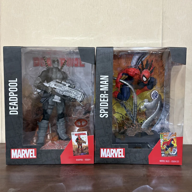 McFarlane Toys Spider-Man (Cuentos de Marvel # 223)/Deadpool (Deadpool # 1) Figuras posadas a escala 1:6 con escamas sin cómic